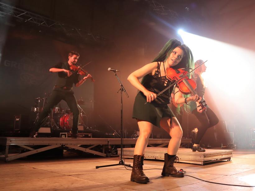 les-vibrations-lectro-celtiques-de-green-lads-cl-turent-un-festival-en